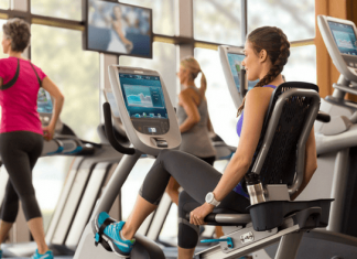 mujer pedaleando en gimnasio 3.0