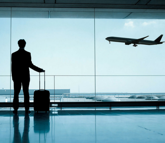 viajero de negocios en aeropuerto