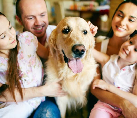 Familia con animal de compañía