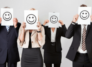 cutro personas con caretas sonrientes