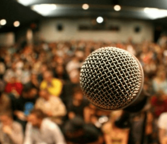 5 claves para el ‘pitch’ perfecto Micrófono con gente de fondo
