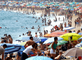 playa con mucha gente