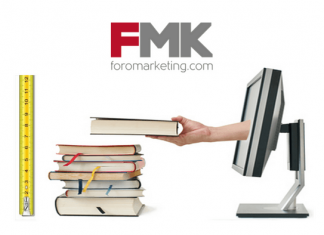 Libros, ordenador y logo FMK