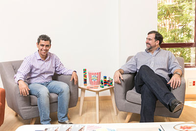 Iván Rodríguez y Luis Paris cofundadores de Parclick sentados hablando