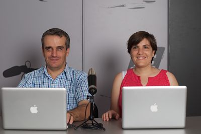José Vicente y su mujer con ordenadores Apple