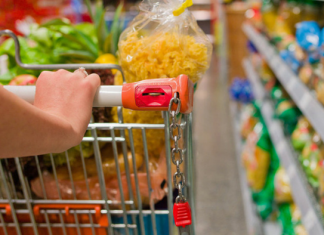 El carro de la compra con productos perecederos
