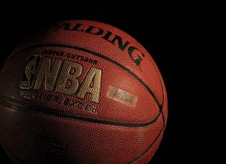 Balón de baloncesto con las letras NBA