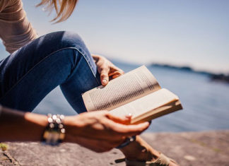 Te recomendamos 7 libros de marketing para leer este verano leer libro en verano marketing
