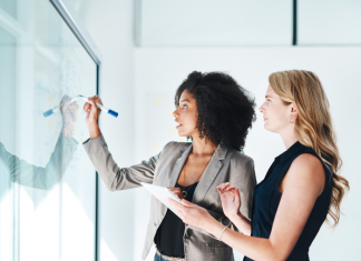 Dos trabajadoras analizando un perfil mediante la marca personal