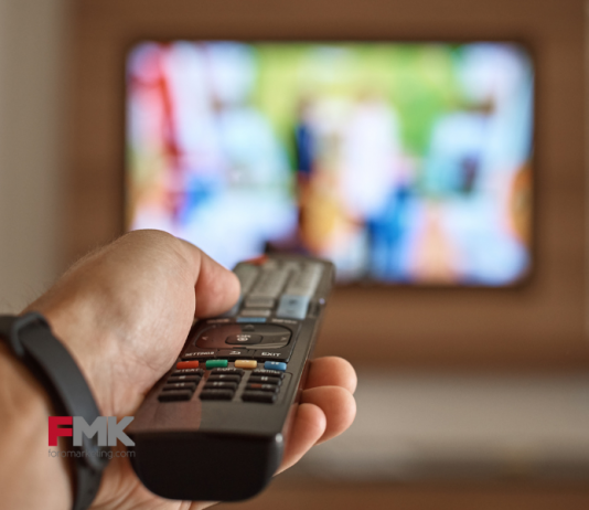 Persona viendo la televisión española