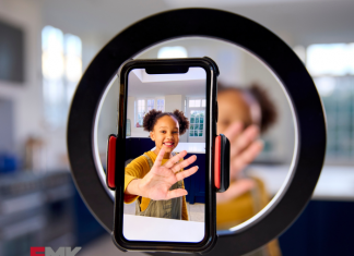 Menor grabando TikTok