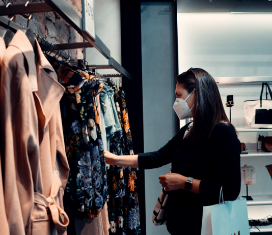 Experiencia uniendo lo físico con lo digital, para ofrecer una experiencia híbrida.